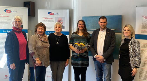 Auf dem Bild sind Vertreterinnen der Selbsthilfegruppen zu sehen, die Leitung der KIS PM, der Bürgermeister Teltow und eine Vertreterin vom Vorstand des AWO Bezirksverbandes Potsdam