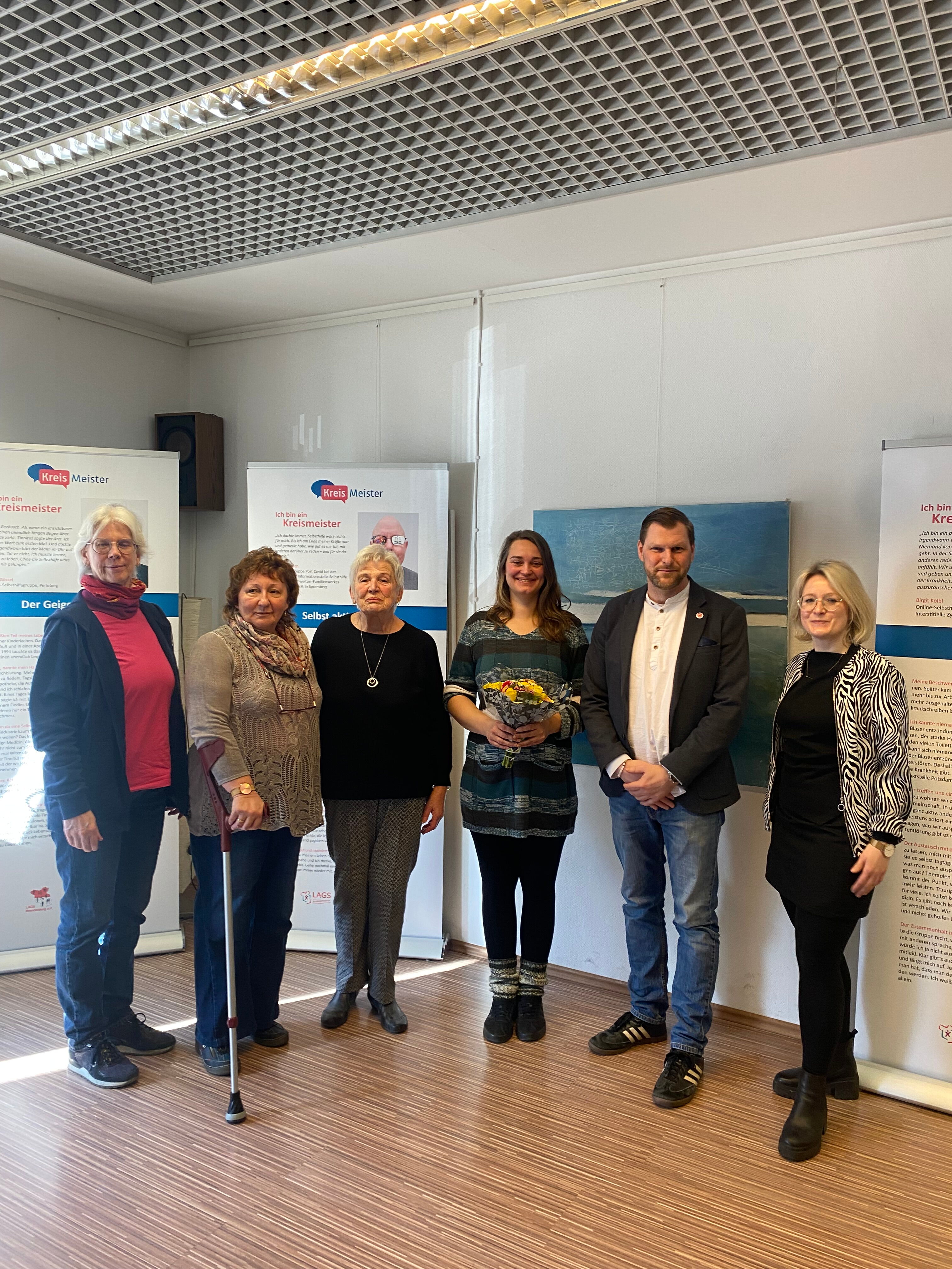 Auf dem Bild sind Vertreterinnen der Selbsthilfegruppen zu sehen, die Leitung der KIS PM, der Bürgermeister Teltow und eine Vertreterin vom Vorstand des AWO Bezirksverbandes Potsdam